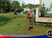 Babinsa Warbah Turun Tangan Bersihkan Balai Kampung Batu Zaman
