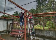 Babinsa Serui Bantu Warga Bangun Teras Rumah di Kampung Mandoa