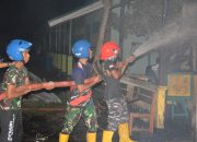 Sigap personil TNI AL Lantamal XI Padamkan Api di Kompleks SD Yapis 1 Merauke, Dua Rumah Dinas Ludes