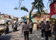 Kapolres Pelabuhan Tanjung Priok Bagikan Bendera Merah Putih, Ajak Masyarakat Kobarkan Semangat Nasionalisme”