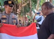 Polres Merauke Bagikan Bendera Merah Putih, Warga Langsung Pasang di Rumah dan Kendaraan