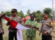 Tanamkan Cinta Tanah Air, Polres Mappi Bagi Puluhan Bendera Merah Putih ke Warga