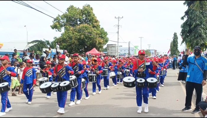 Drumband MI Al Ma’arif Merauke Bikin Penonton Terpukau di Karnaval HUT RI ke-80