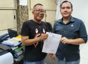 POLRES METRO JAKARTA UTARA FASILITASI PENYERAHAN BARANG HASIL PENJARAHAN KEDIAMAN AHMAD SAHRONI KEPADA KELUARGA