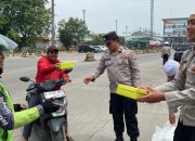 Polres Priok, Gelar Jum’at Berkah Peduli Berikan Makanan Ojol, Buruh, dan Sopir”