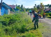 Kebersamaan Babinsa dan Pemuda Usaiwa Wujudkan Jalan Kampung Bersih dan Nyaman
