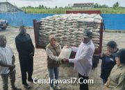 Warga Pesisir Terdampak Rob Terima Bantuan Beras Pemerintah