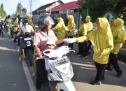 Jumat Berkah Persit Kodim 1707/Merauke, Ratusan Paket Makanan Dibagikan ke Warga