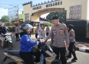 Aksi Berbagi di Bulan Puasa, Kapolres Merauke Sapa Pengendara Sambil Bagi Takjil