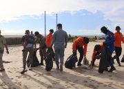 Sinergi TNI-Polri dan Warga, Pantai Lampu Satu Dibersihkan dari Sampah  ‎