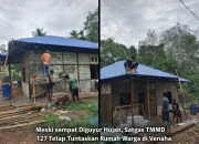 Meski Sempat Diguyur Hujan, Satgas TMMD 127 Tetap Tuntaskan Rumah Warga di Venaha