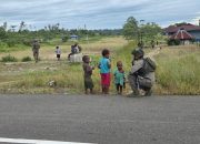 Sambangi Anak-anak hingga Dialog dengan Warga, Strategi Humanis Satgas Cartenz di Nduga
