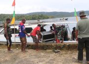 Warga Rembai Bersama TNI Gotong Royong Siapkan Momen Penutupan