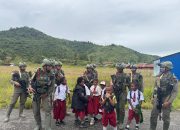 Patroli Humanis Satgas Damai Cartenz Hangatkan Pagi Warga Kampung Kabiding