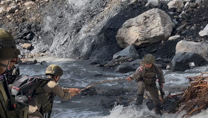 Aparat Sisir Sinak, Pastikan Aktivitas Warga Tetap Aman dan Kondusif  ‎