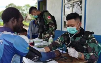 Yonif TP 819/PIBP Bersama Puskesmas Gelar Imunisasi dan Pengobatan Gratis di Kampung Yangpop