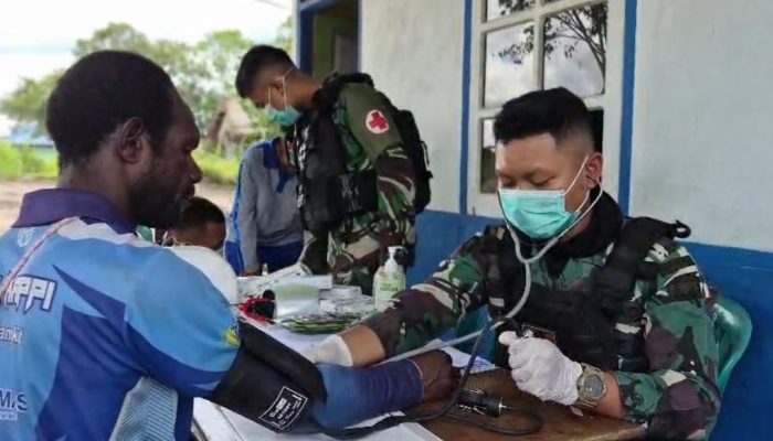 Yonif TP 819/PIBP Bersama Puskesmas Gelar Imunisasi dan Pengobatan Gratis di Kampung Yangpop