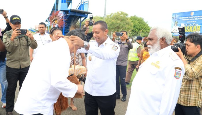 Dari Bandara ke Kampung Torai, Wamendes Resmikan Penerangan Jalan  ‎