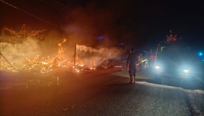 Kebakaran Hebohkan Warga Ngguti Bob, Kerugian Capai Ratusan Juta Rupiah  ‎