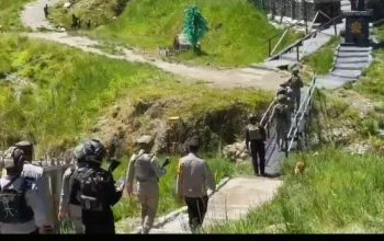 Jalan Kaki Sapa Warga, Ops Damai Cartenz Jaga Kondusivitas Sinak  ‎