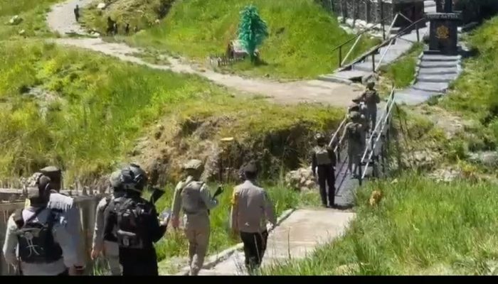 Jalan Kaki Sapa Warga, Ops Damai Cartenz Jaga Kondusivitas Sinak  ‎