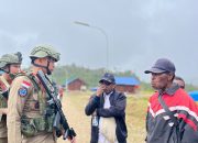 Patroli Dialogis Satgas Ops Damai Cartenz di Oksibil Pererat Hubungan dengan Warga, Bagikan Bantuan untuk Anak-anak  ‎
