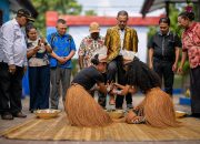 Disambut Tarian dan Injak Piring, Ketua YPK Tanah Papua Tiba di Yapen untuk Perkuat Sinergi Pendidikan