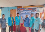 Densius Amamehi Serahkan SK Karateker KNPI Kosiwo, Obaja Karubaba Resmi Terima Mandat