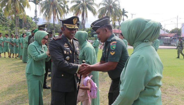 Dandim 1709/Yawa Pimpin Korp Raport, 12 Prajurit Resmi Naik Pangkat