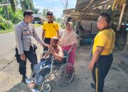 Ketika Polisi Hadir Membawa Kepedulian, Kapolsek Banda Alam Antar Kursi Roda Buat Penderita Stroke