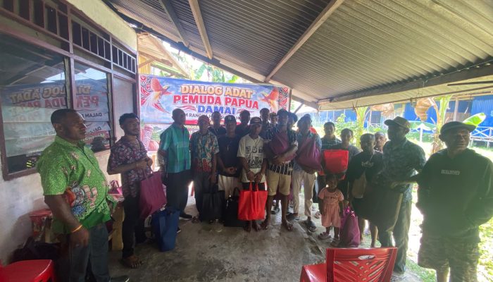 Tokoh Adat Waropen Ajak Pemuda Papua Jaga Persatuan, Rawat Adat, dan Bangun Kampung Damai