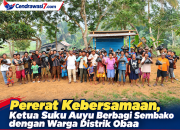 Pererat Kebersamaan, Ketua Suku Auyu Berbagi Sembako dengan Warga Distrik Obaa  ‎