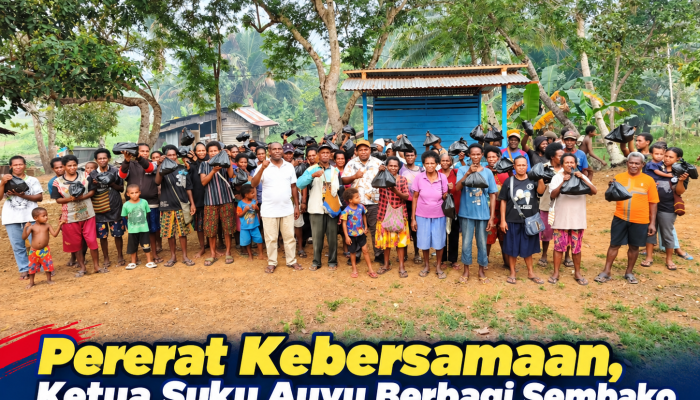Pererat Kebersamaan, Ketua Suku Auyu Berbagi Sembako dengan Warga Distrik Obaa  ‎